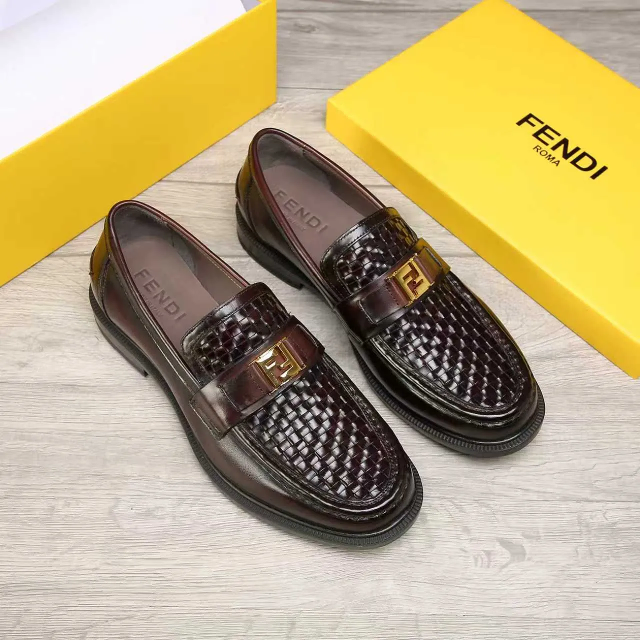 Men's men's shoes 💰 540 💰 Water dyed cowhide 🆘 The latest FENDI ( Fendi ) new casual leather shoes 🕶️🕶️ Simple routing effect, showing an elegant and cool driving shoe 🎬Made of Italian 🇮🇹 imported calfskin + first-layer water-dyed cowhide lining🐂Excellent material🎬Detailed workmanship 🤗Comfortable foot feel➰➰. ​Pair it with any outfit to show your taste and temperament, low-key luxury ♻️Design ​simple and elegant ​noble and fashionable 🍃​Very loved and favored by trendy men 💓❤️Size: 38-44 2⃣️colors available